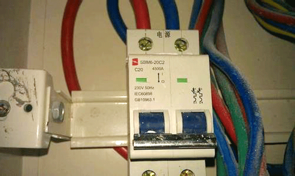 漏電保護(hù)裝置是造成西安西瑪電機(jī)頻繁燒毀的原因。
