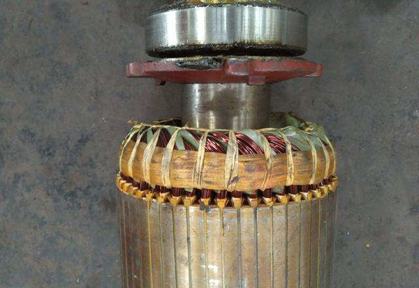 西安電機(jī)廠技術(shù)員關(guān)于高壓電機(jī)端部捆扎的重要性分析。